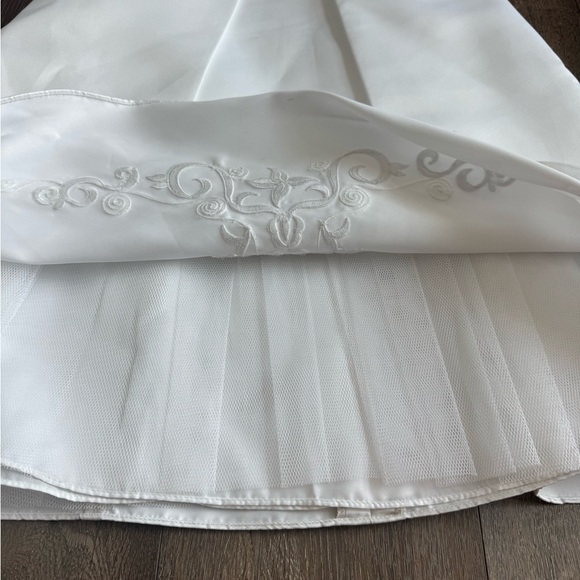 David’s Bridal Flower Girl Dress. St. Tropez brand, girls size 5.  White. - Picture 5 of 13